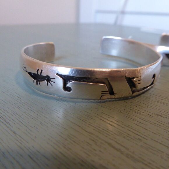 2 VTG Sterling Silver Overlay Style Stamped Cuff Bracelets Total 47.7 Gr Signed - Picture 11 of 16